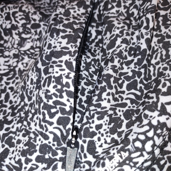 Mondetta women's high rise hidden pockets elastic waist short pants Size: SP - Picture 3 of 7